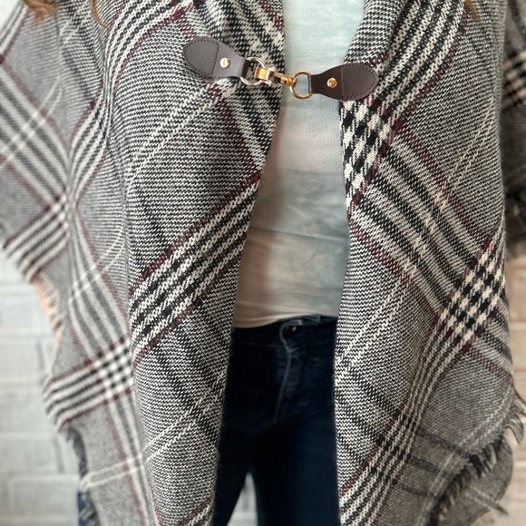 💕3/$20 Super Cozy plaid Poncho - Picture 3 of 7